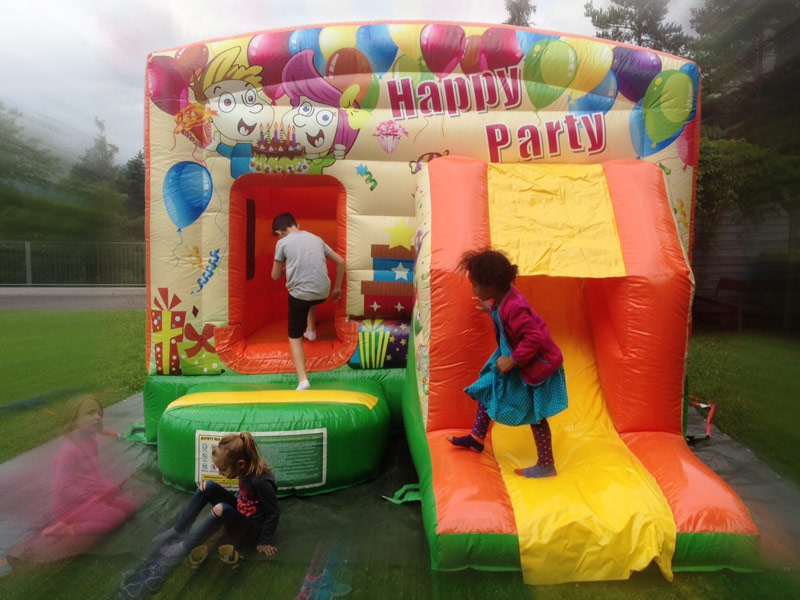 Hüpfburg Happy Party